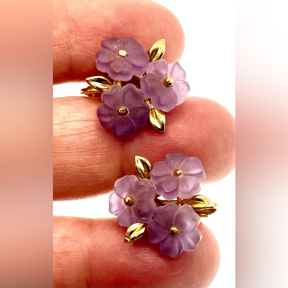 Vintage Signed Napier GoldTone Spring Back ClipOn Earrings Purple Lucite Flowers - Picture 9 of 11